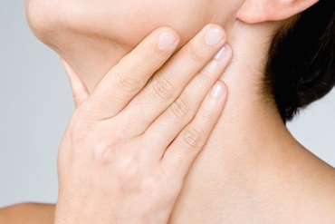 Thời tiết thay đổi bạn hay bị ngứa vòm họng. Vậy điều trị ra sao ?